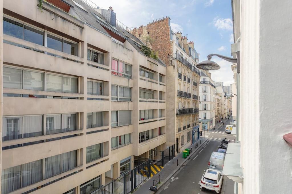 Elegant Eiffel Tower Apartment Paris