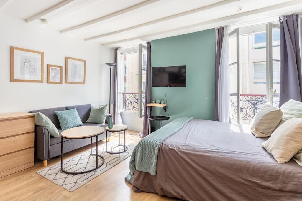 Elegant Eiffel Tower Apartment